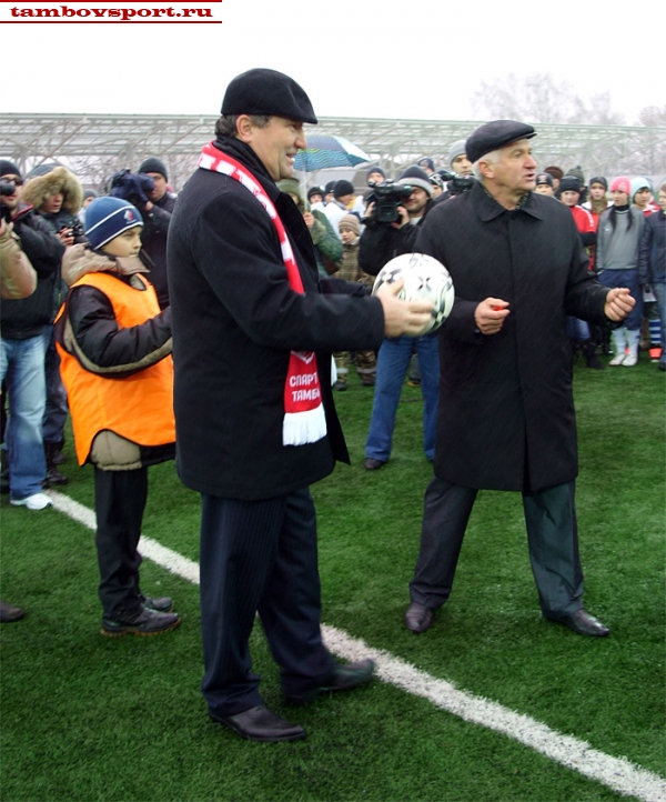 Футбол. Олег Бетин собирается нанести символический удар по мячу